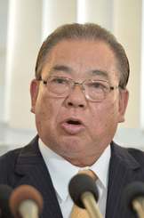 記者会見で、「前教育長を告訴した」と語る安慶田光男前副知事＝２６日午前１１時すぎ、県庁