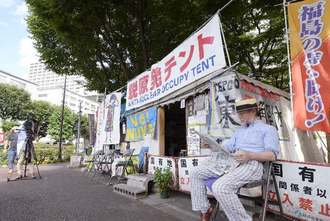 東京・霞が関の経産省の敷地内に市民団体が設置したテント。今後、東京地裁が強制的に立ち退きを執行するとみられる＝１日午後