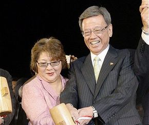 知事選で当選を決め、翁長雄志さん（右）と鏡開きする妻の樹子さん＝２０１４年１１月１６日