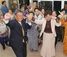 妻の樹子さん（右）や女性支持者らに囲まれてカチャーシーを踊る翁長雄志さん＝２００４年