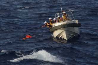 中国漁船乗組員の救助を行う第１１管海上保安本部の職員＝１１日８時１０分、魚釣島沖（提供）