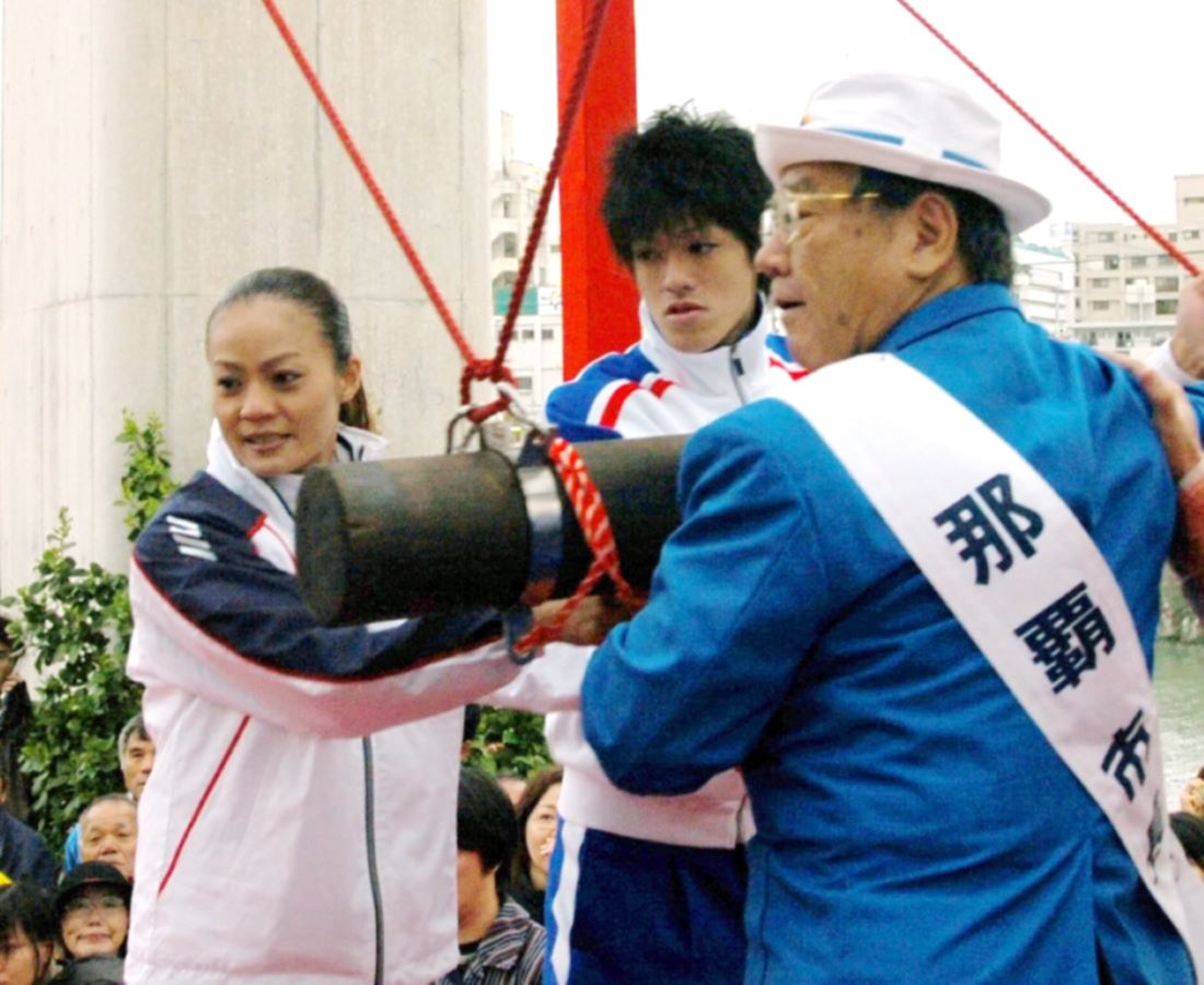 第21回（2005年）石川出さん（ハンドボール選手）=中央、豊見城あずささん（空手家）=左