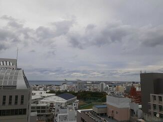 26日午後5時ごろの沖縄県那覇市の上空