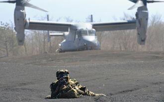 （資料写真）日米共同訓練で、米海兵隊のオスプレイ着陸を援護するため、銃を構えて警戒する水陸機動団の隊員