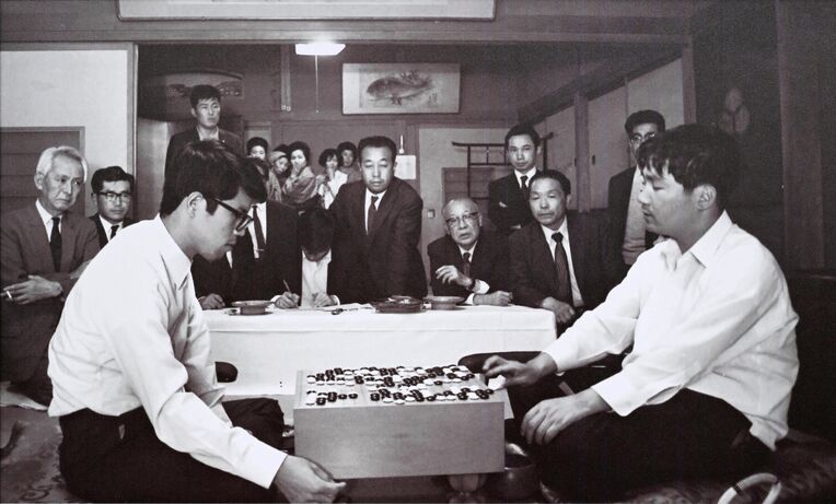 第２６期本因坊戦で２２歳の石田芳夫さん（左）が歴代最年少本因坊となった対局＝１９７１年（提供）