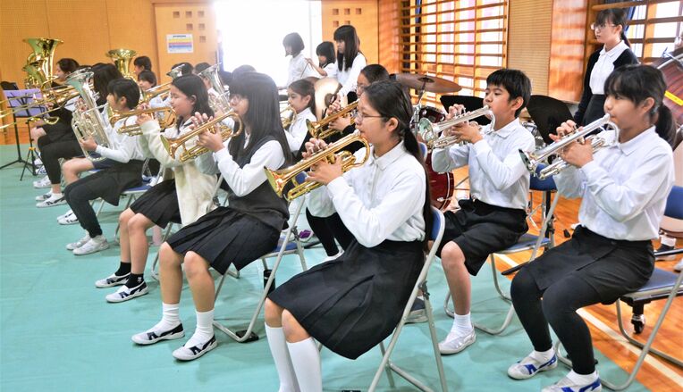 オープニングを演奏する金管バンド部のメンバー＝１９日、中城南小学校