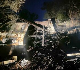 火災で燃え崩れた小屋＝１４日午後７時２５分ごろ、南城市佐敷津波古