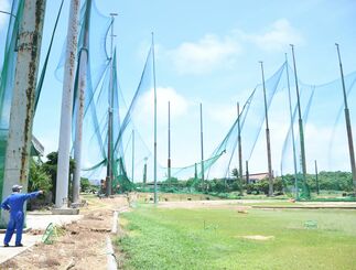 突風で支柱２本が折れ曲がり、ネットが損壊したゴルフ練習場＝２８日、宮古島市平良荷川取