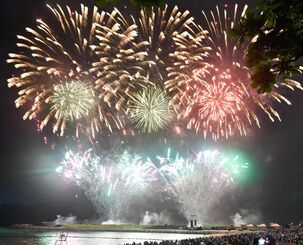 夜空を彩る琉球海炎祭の花火＝３日午後、宜野湾海浜公園（下地広也撮影）