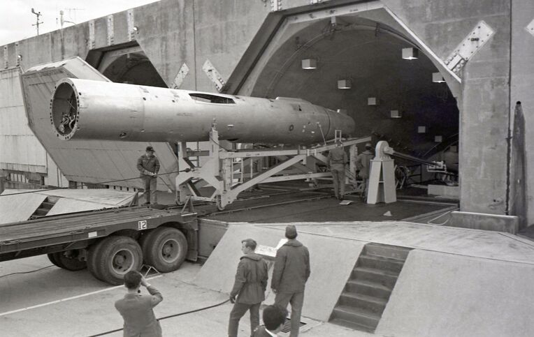 恩納村で報道陣に公開された核巡航ミサイル「メースＢ」。復帰前の沖縄には核兵器の組み立てや搬出入、管理などに多くの兵員が配備されていた＝１９６９年１２月