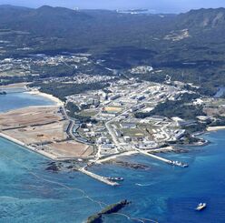 米軍普天間飛行場の移設先、沖縄県名護市辺野古沿岸部。手前右は軟弱地盤が存在する海域＝２月