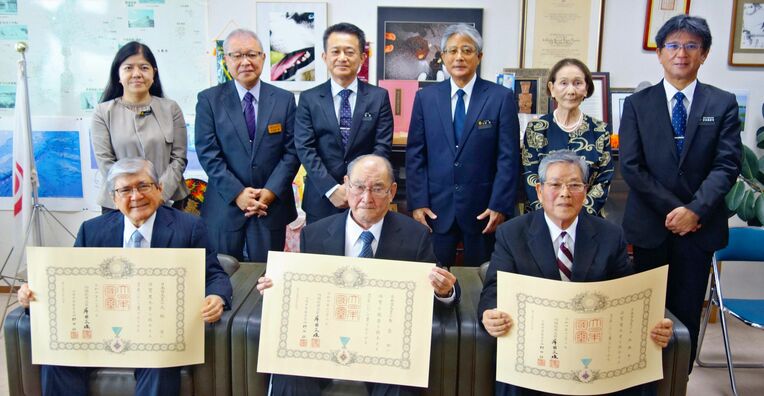 秋の叙勲の伝達式に出席した（前列左から）大城浩さん、島袋昿さん、玉城勝秀さん＝１６日、県教育庁