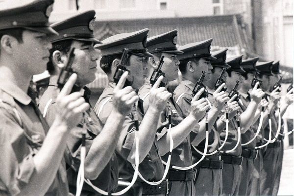 銃を持たなかった警察 復帰後、短銃携帯に賛否両論 | 沖縄1972「変わる日常」編ー写真でたどる日本復帰50年 | 沖縄タイムス＋プラス