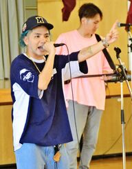「うむい」を歌うＲｕｄｅ－αさん（手前）＝６月２０日、沖縄市・宮里小学校