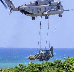 （資料写真）重機をつり下げてトリイ通信施設に飛来したＣＨ５３ヘリ＝２０２１年９月、沖縄県読谷村・トリイ通信施設（読者提供）