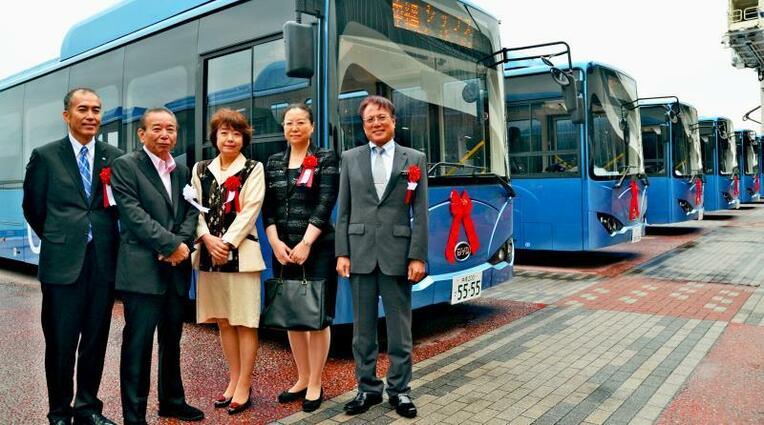 県内で初めて導入された電気バスのお披露目に出席した沖縄シップスエージェンシーの松田美貴会長（左から２人目）ら＝１日、那覇市若狭の那覇港クルーズターミナル