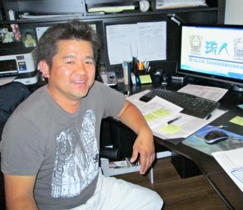 渡米２３年、食品輸入会社を立ち上げ活躍する「琉人」の儀間人志さん＝ロサンゼルス郊外のオフィス