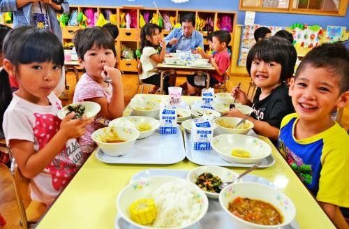 ハヤシライスなど、おいしそうに給食を頬張る園児＝２２日、沖縄市、比屋根幼稚園