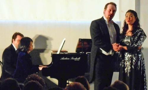 有名なオペラアリアから二重唱を聴かせた（右から）金城由起子さん、夫のシュレイマさん、伴奏の知念杉子さん＝ブースト・アルシツィオ