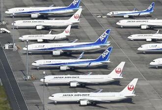 　羽田空港の駐機場に並ぶ全日空機と日本航空機＝２０２０年１０月