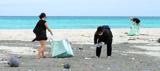 漂着ごみを拾うボランティア＝久米島町のハテの浜