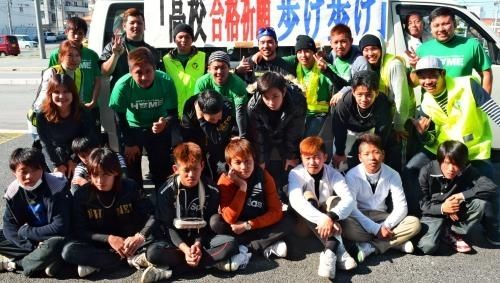 約５０キロを踏破した、中学生とボランティアグループ「ホーム」のメンバーら＝北谷町桑江