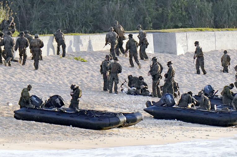 日米共同訓練で砂浜に上陸した米海兵隊員ら＝１日午前、沖縄県金武町