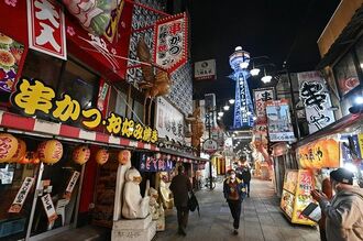 人通りのまばらな大阪・新世界の飲食店街。関西３府県に緊急事態宣言が再発令される見通しとなった＝１２日午後６時５７分