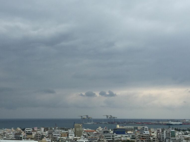 沖縄本島地方は曇っており、今にも雨が降り出しそうです