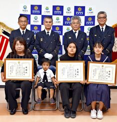 感謝状を受け取った（左から）新垣美佐緒さんと孫の快和ちゃん、美優さん、舞さん＝１６日、南城市・島尻消防組合消防本部