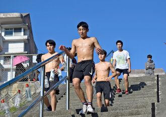 通称「チャンプの階段」でトレーニングをする謝花海光さん（手前）、佐久本祥吏さん（左）、所純平さん（手前左から３人目）＝３日、中城村・中城団地