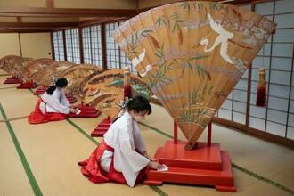 　熊野速玉大社の「扇立祭」を前に、蔵出しされた「檜扇」＝４日午前、和歌山県新宮市