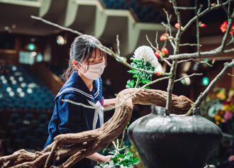 香川県で開かれた全国大会で花を生ける柳愛美さん（全国高校生花いけバトル実行委員会提供）