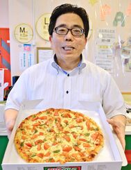 県民に愛されるピザを提供したい」と話す「ピッツォフーヅ」の白川努代表＝１１日、うるま市みどり町の同社