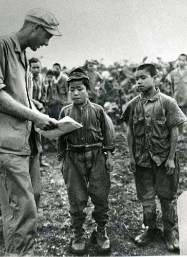 沖縄戦で捕虜になった鉄血勤皇隊の少年たち＝１９４５年６月