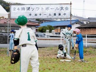 　稲刈りを終えた田んぼで開催されている、かかしによるソフトボール＝２２日、福岡県飯塚市