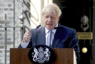 　２０１９年７月、ロンドンの首相官邸前で就任後初めて演説するジョンソン英首相（ロイター＝共同）