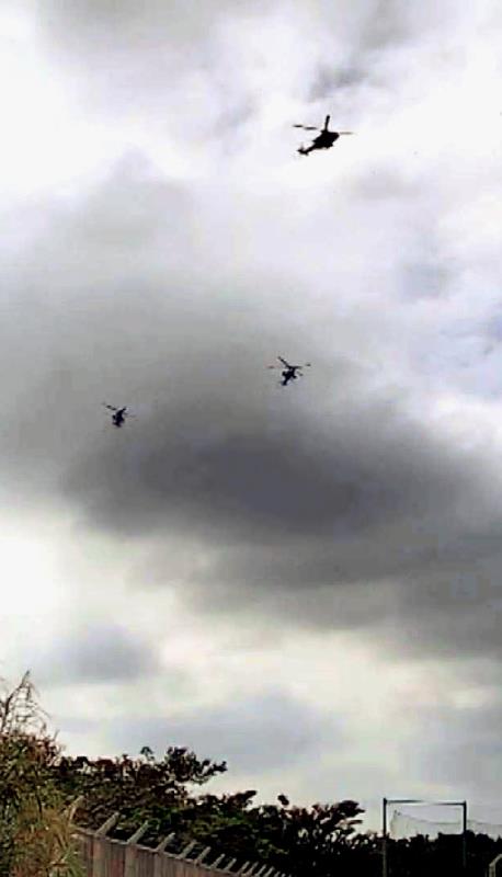 防衛省が公開した、宜野湾市の市立普天間第二小の上空を飛行する米軍ヘリコプターの画像＝１８日午後
