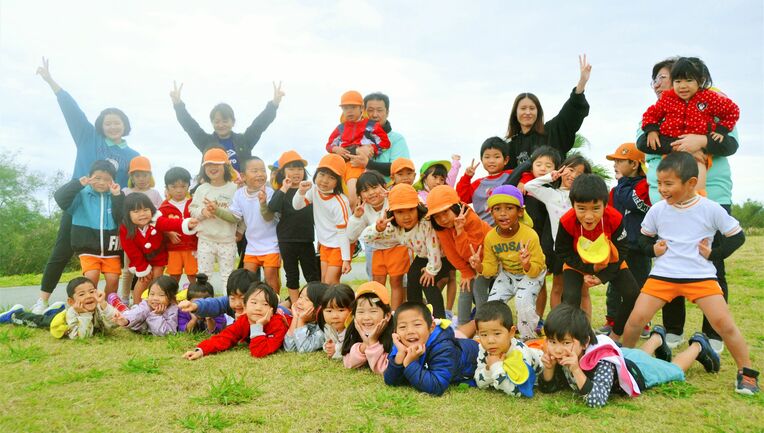 ハンタ道沿いの芝生で遊ぶ子どもたち＝２０２２年１２月２６日、中城村南上原