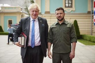 　６月、ウクライナ・キーウで写真撮影するゼレンスキー大統領（右）とジョンソン英首相（ウクライナ大統領府提供・ＡＰ＝共同）