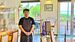 「この場所でお店を開くのが夢だった」と話す店主の古謝健さん＝１０日、読谷村渡具知の浜辺のキッチンもめんばる