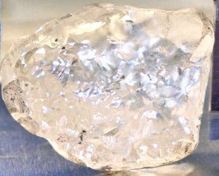 １０９８カラットのダイヤ採掘ボツワナ △ほぼ原寸大 | 沖縄タイムス 