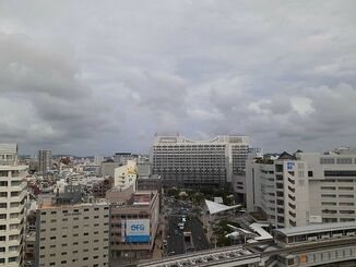 9日午後4時40分ごろの那覇市中心部の上空