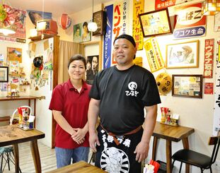 「ひるぎ食堂」大将の永山伸也さん（右）と妻の歩さん。店内は昭和レトロの雰囲気だ＝１９日、八重瀬町當銘