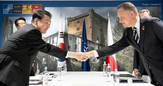 　２９日、スペイン・マドリードでポーランドのドゥダ大統領（右）と握手を交わす韓国の尹錫悦大統領（聯合＝共同）