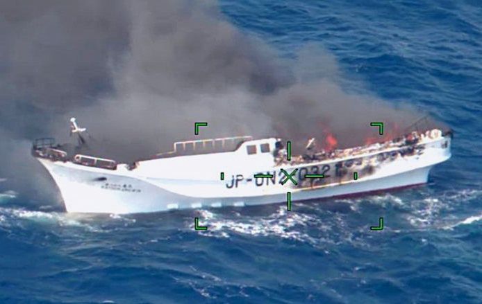 那覇市の沖合で火災を起こしたマグロ漁船「第２８克丸」＝２１日午前（第１１管区海上保安本部提供）