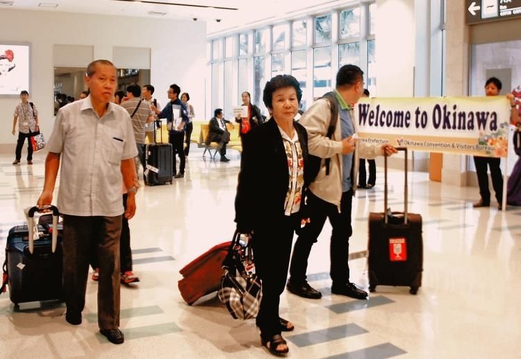 シンガポールから沖縄を訪れた観光客ら＝５日、那覇空港