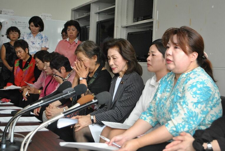 記者会見で「米軍基地がある限り事件は起きる。すべての基地を撤去すべきだ」と訴える高里鈴代さん（右から４人目）ら女性たち＝５月２０日、沖縄県庁記者クラブ