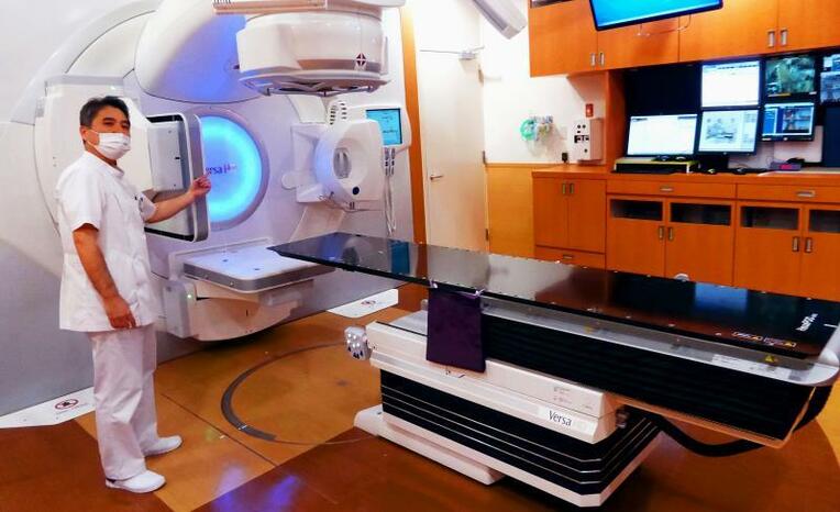 県立南部医療センター・こども医療センターが導入した高精度放射線治療装置「Ｖｅｒｓａ　ＨＤ」＝南風原町・同センター