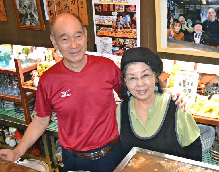 事業を譲り、引退する「おふくろ」の山川秋久さん（左）と、おかみの正子さん＝１月３０日、那覇市久茂地の同店